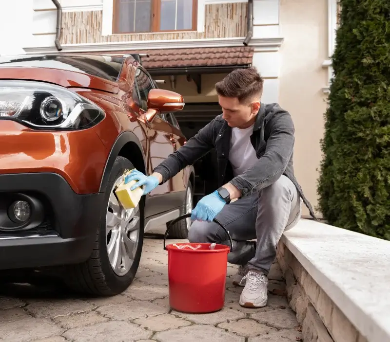 Lavage auto à domicile Sathonay-Village : professionnel intervenant sur un véhicule